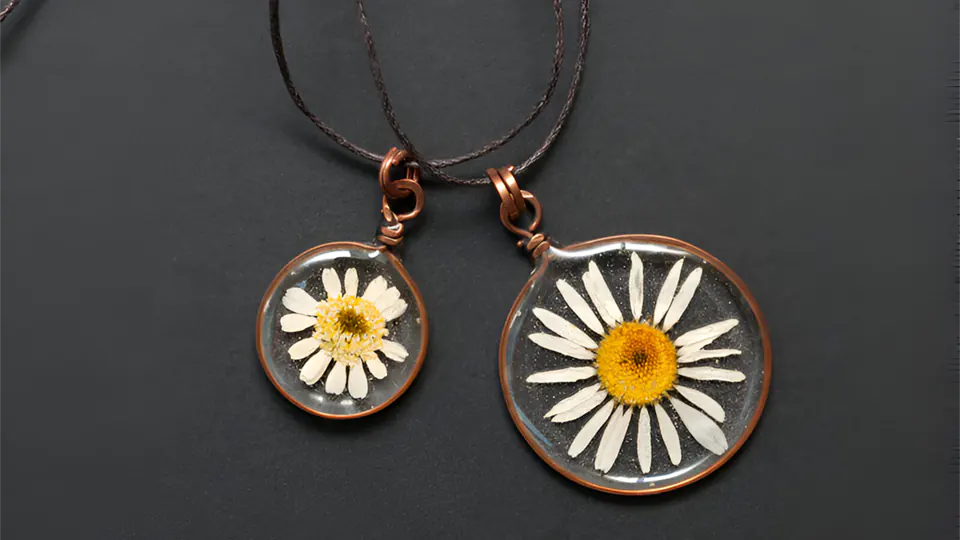 Daises in resin pendant necklace