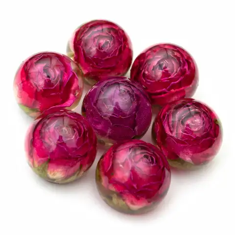 Red roses in resin balls